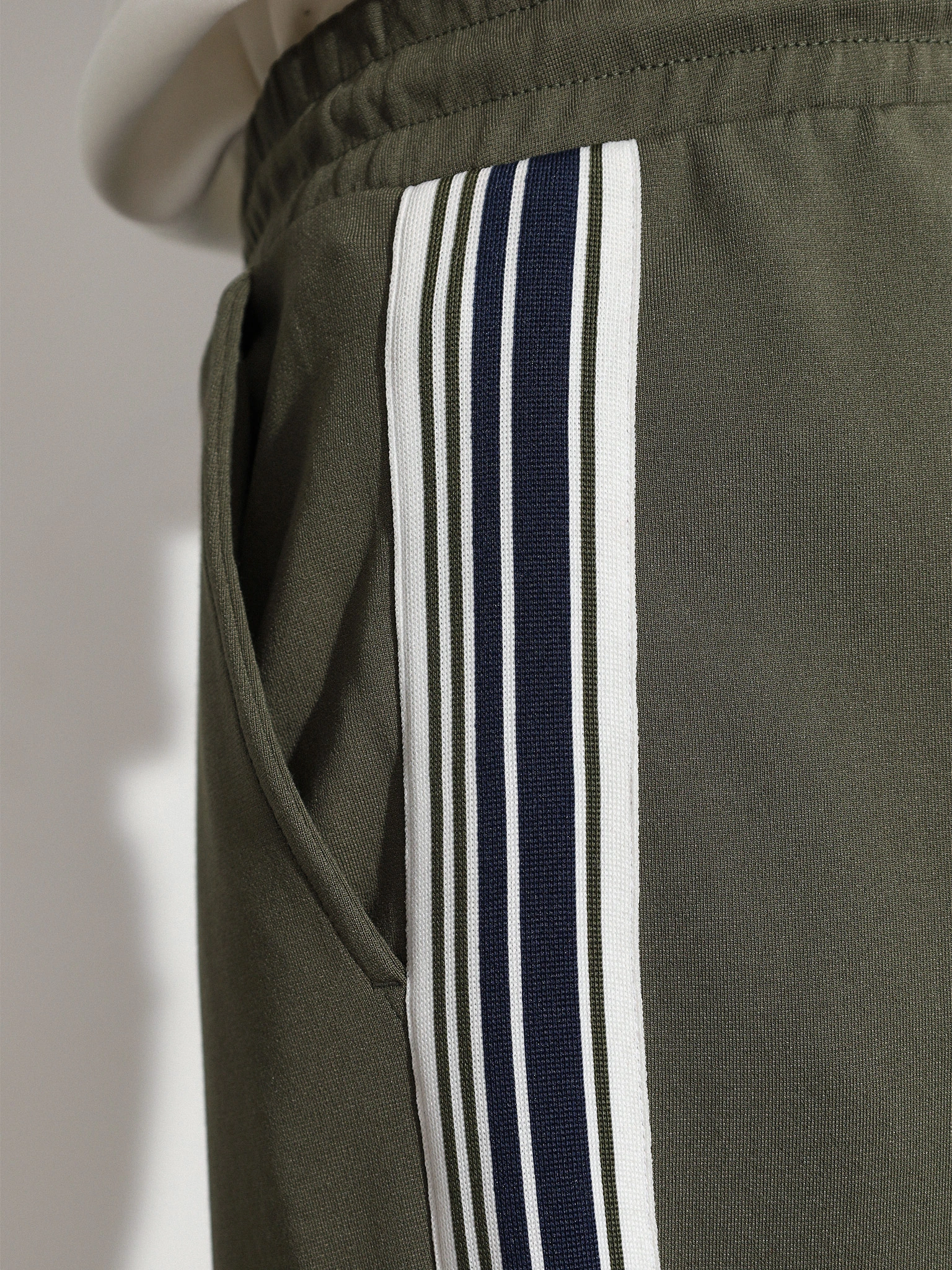 Брюки трикотажные зеленого цвета с лампасами из смесового хлопка